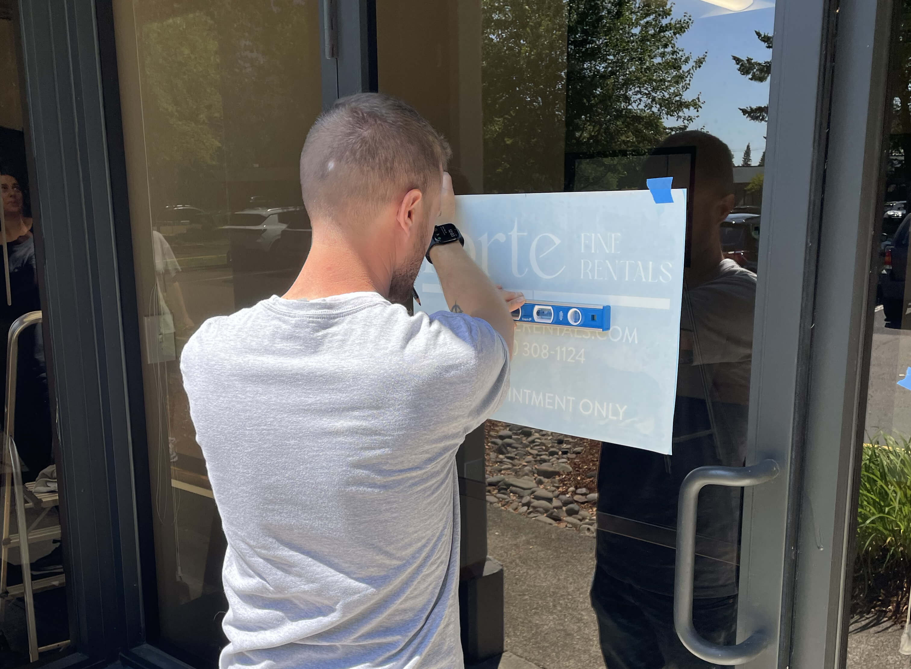 How to install die-cut vinyl graphics - Hinge Method